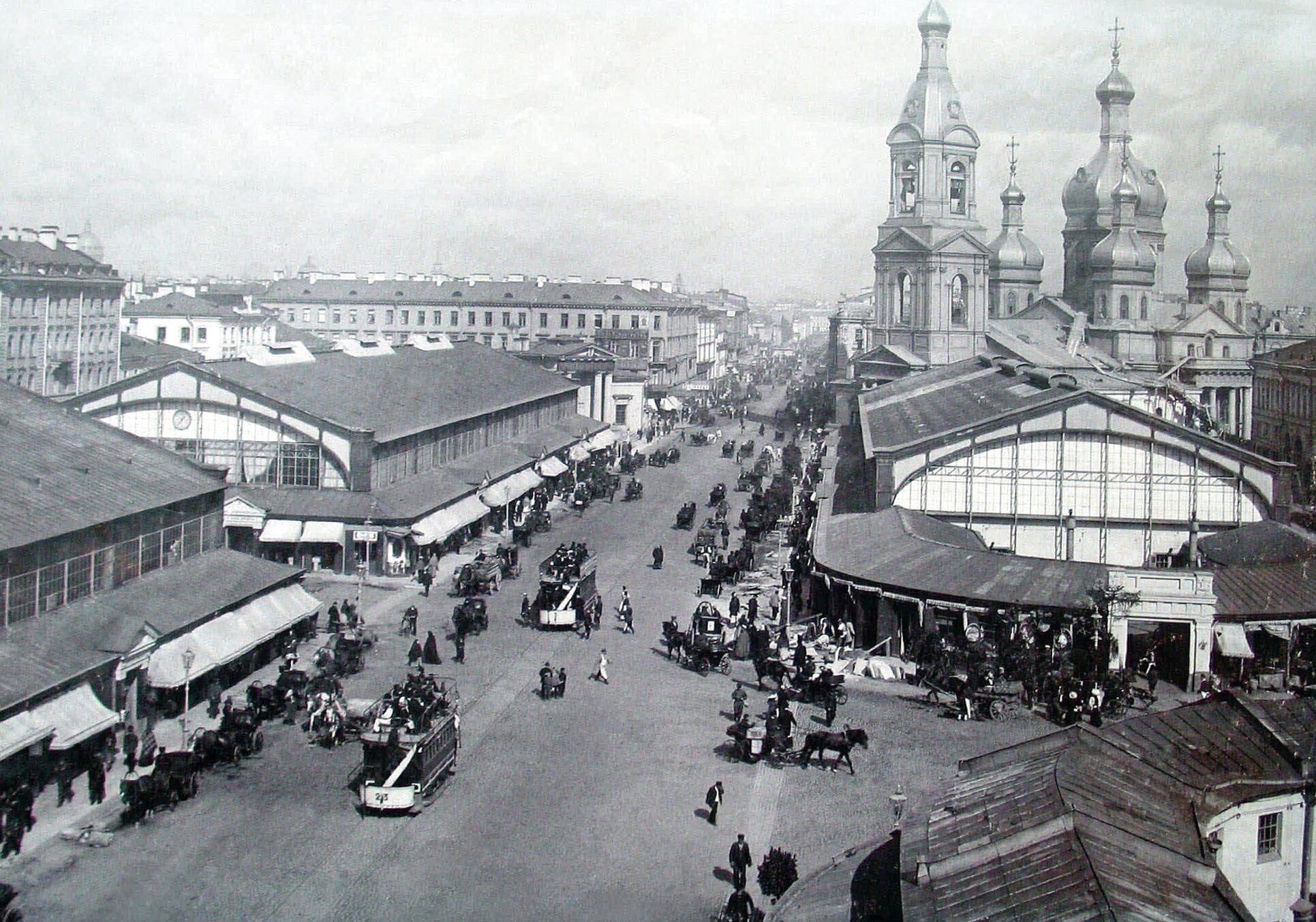 Сенная площадь и храм Спаса на Сенной в Санкт-Петербурге на фотографии 1900 года