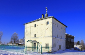 Надвратная колокольня с церковью Сошествия Святого Духа в Холмогорах