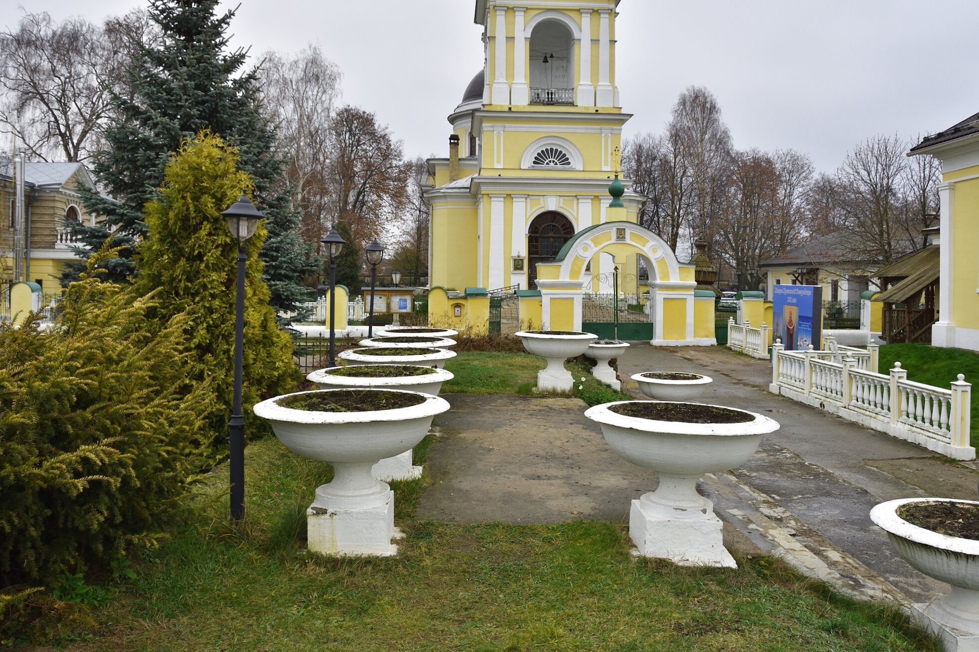Святые ворота и двор Церкви Покрова Пресвятой Богородицы в Воскресенском