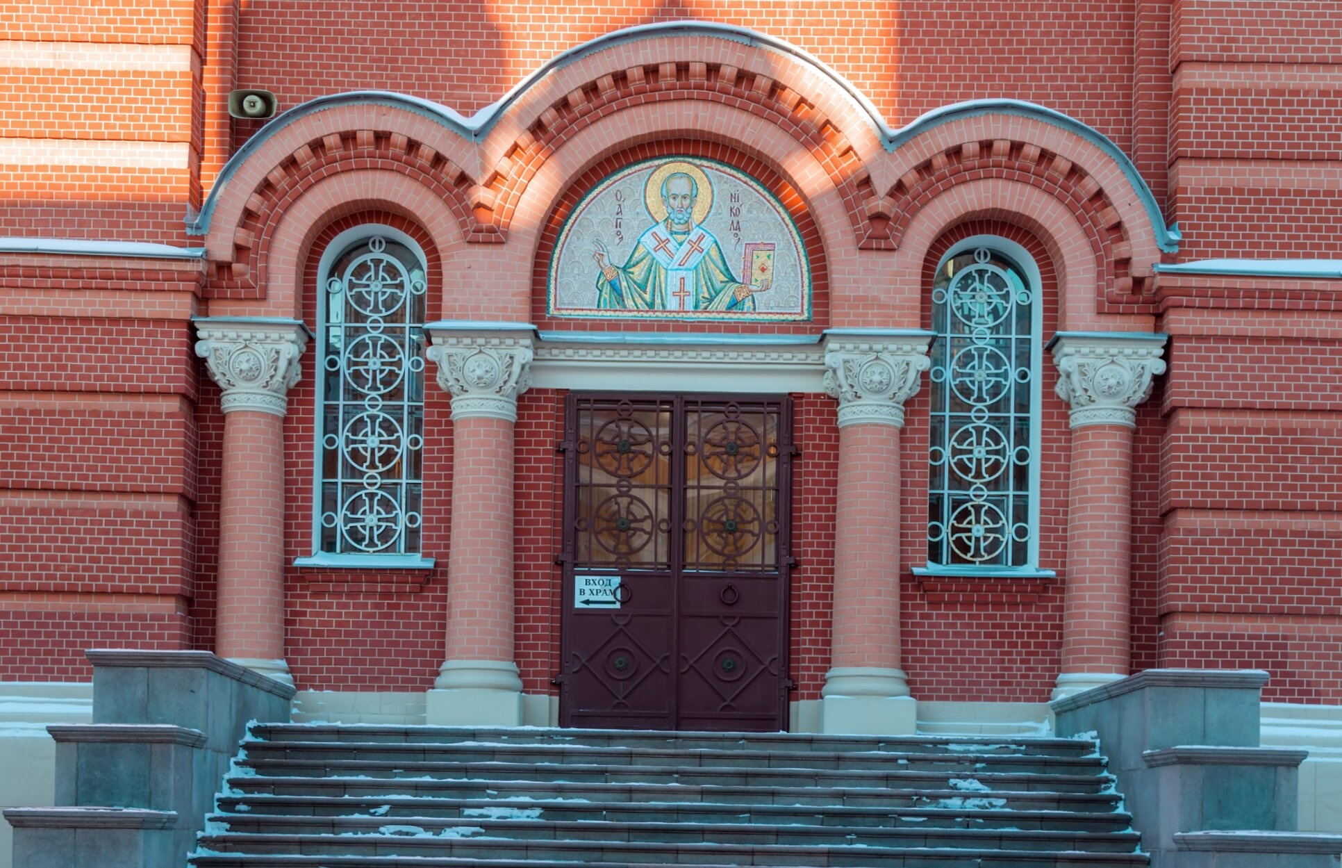 Вход в Никольский собор Покровского Хотькова монастыря