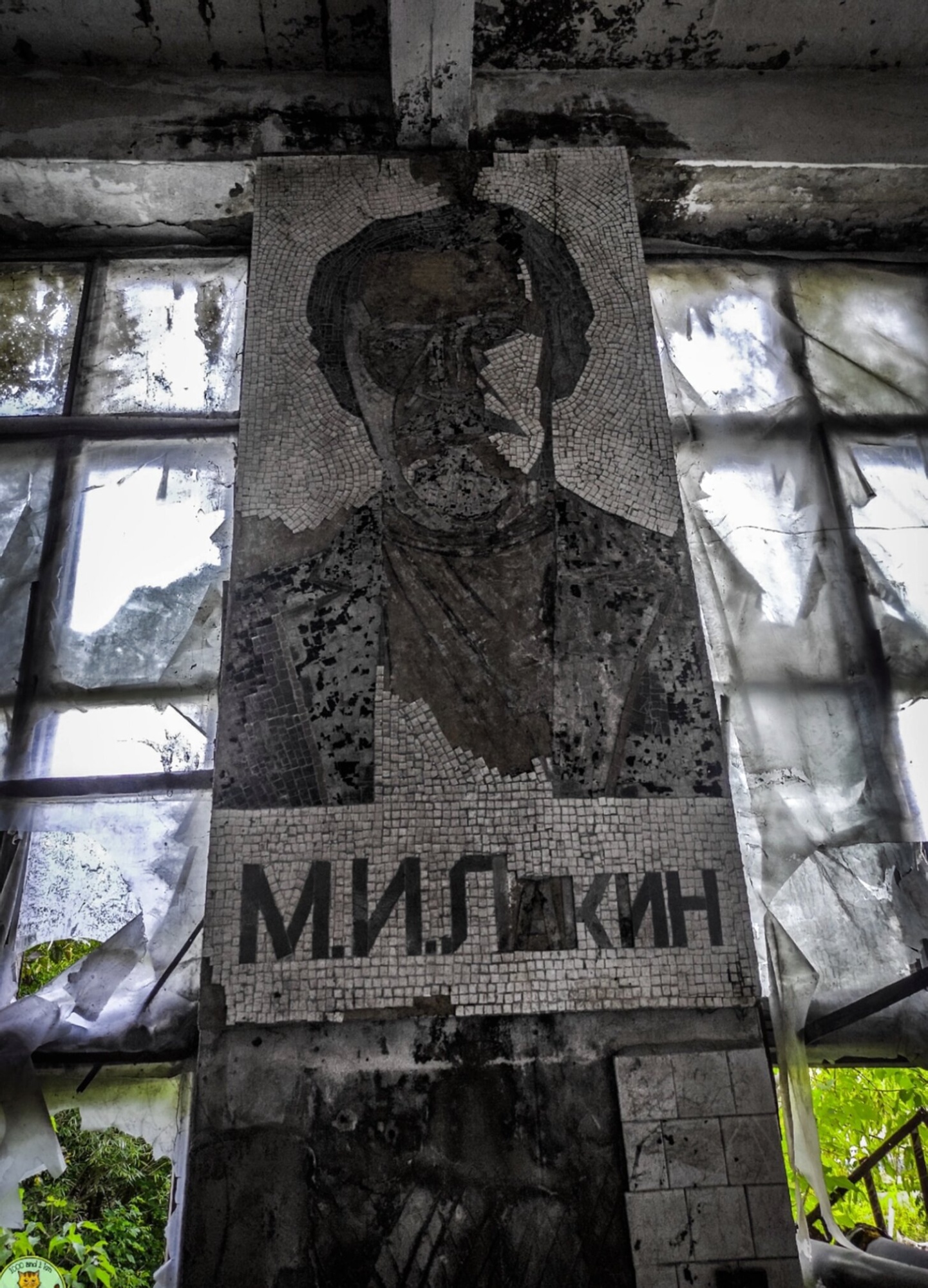 Мозаичное панно в заброшенной Церкви Покрова Богородицы в Омофорово