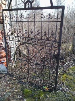Старинные кованые ворота Церкви Рождества Богородицы в селе Шапкино