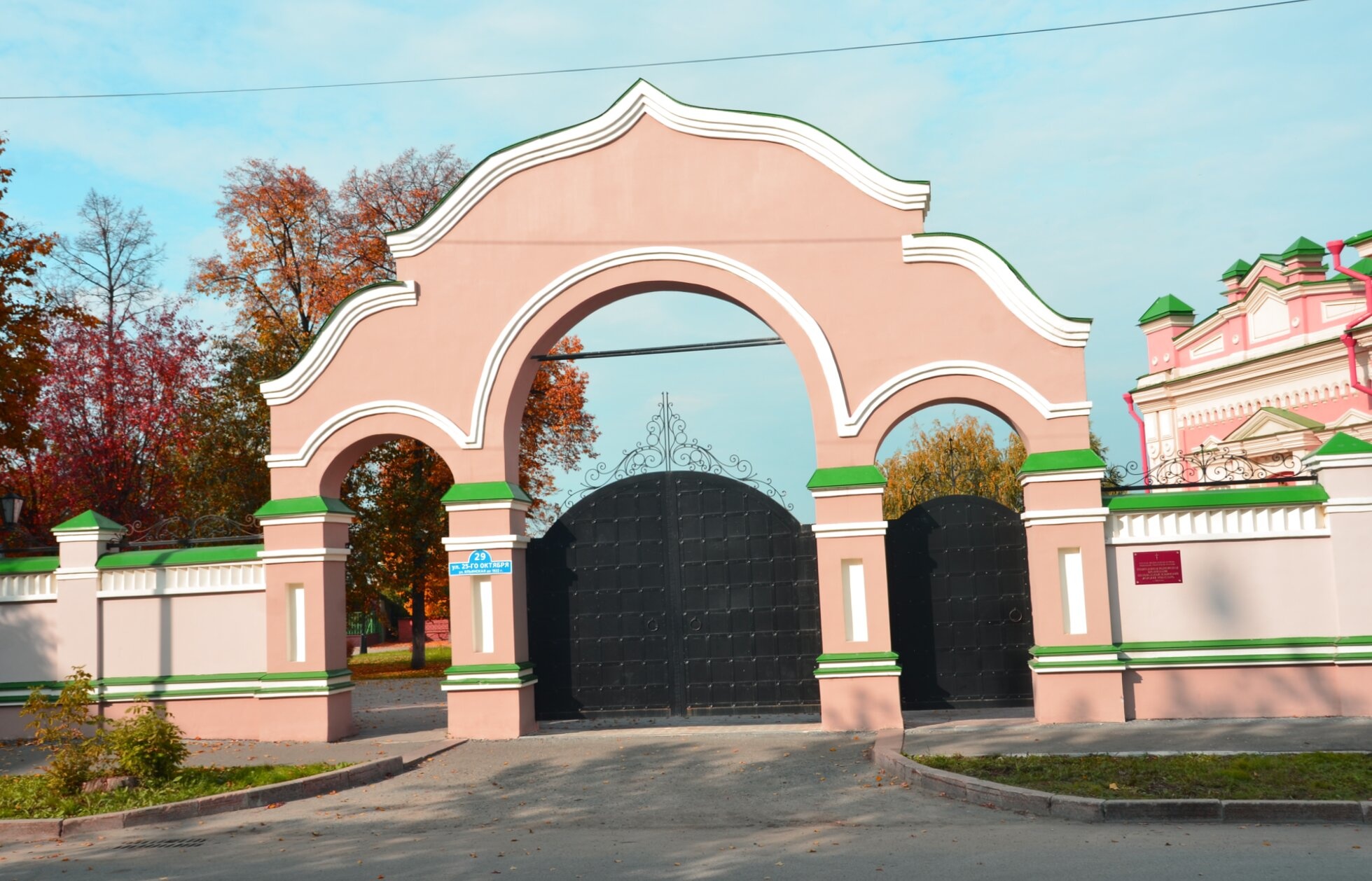 Святые врата подворья Ильинского женского монастыря в Тюмени