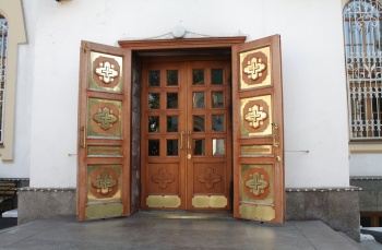 Главный вход Вознесенского кафедрального собора