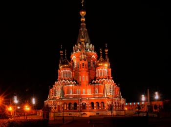 Свято-Михайловский собор в Ижевске: ночная иллюминация