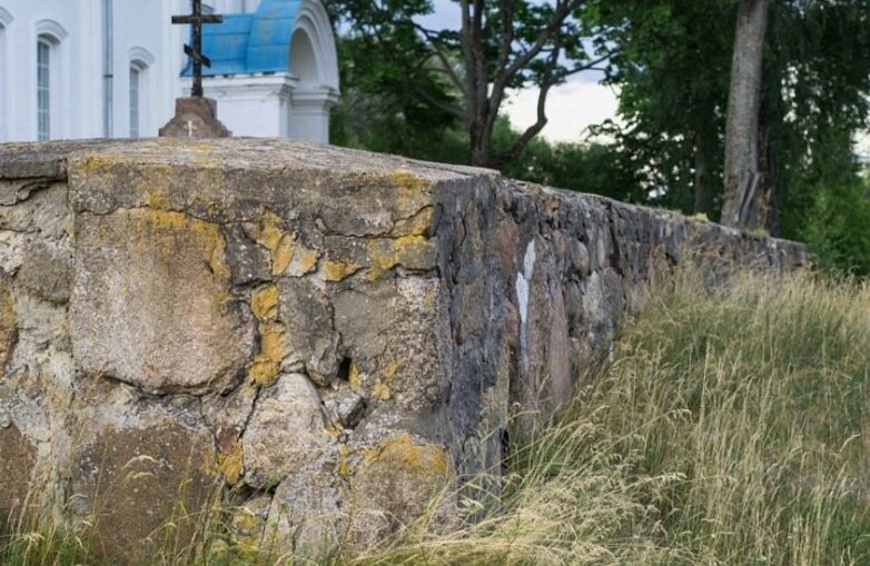 Церковь Успения Пресвятой Богородицы в Ручице: каменная ограда и крест