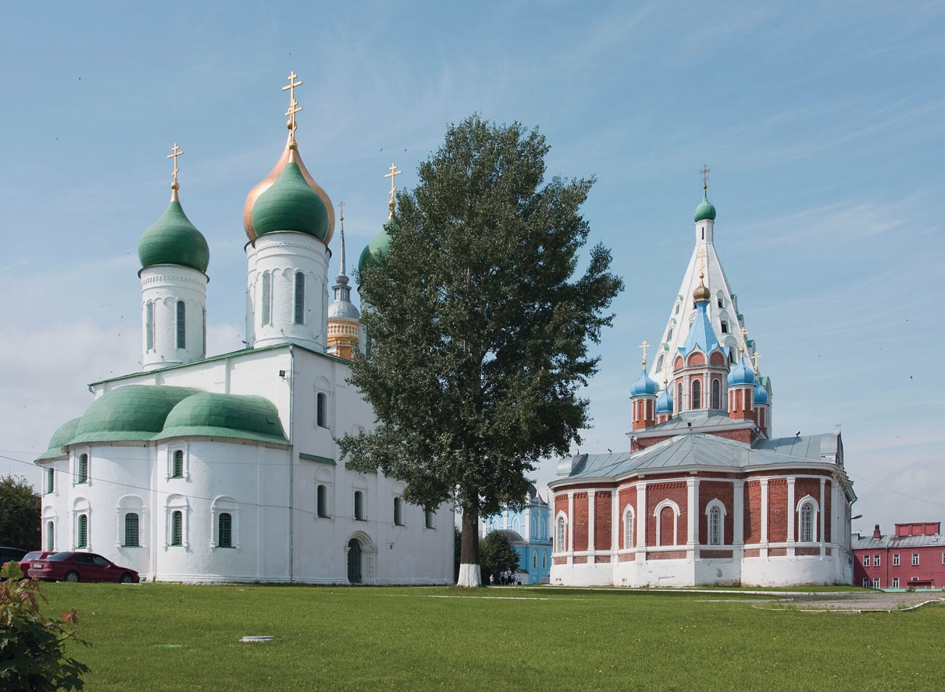 Успенский собор и Тихвинская церковь в Коломенском кремле