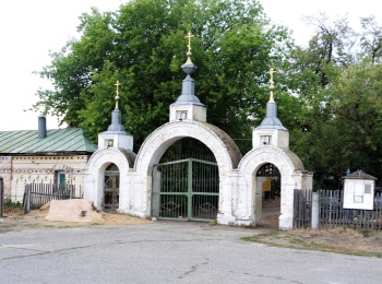 Святые врата Церкви Трёх Святителей в Белоомуте