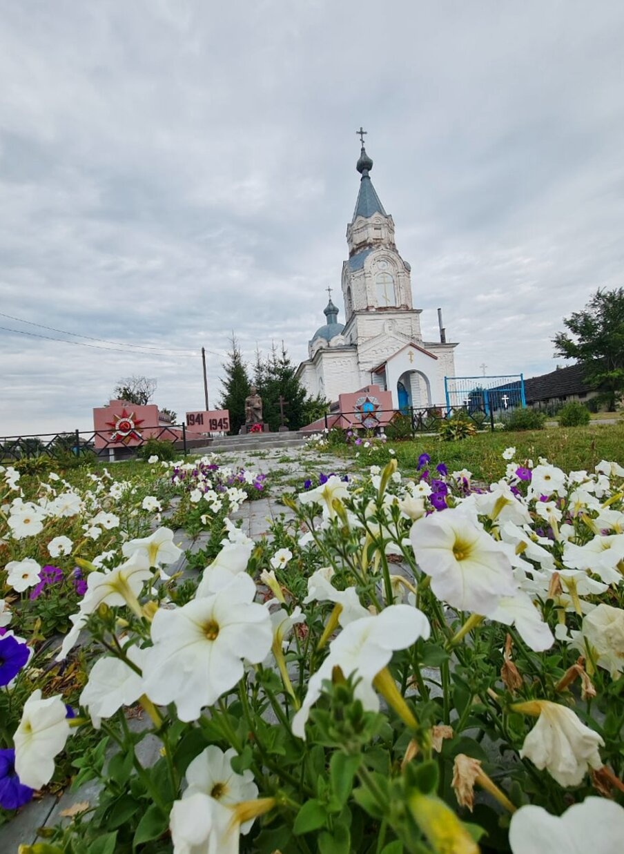 Никольский храм в селе Кривополянье с мемориалом Великой Отечественной войны