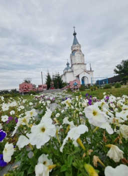 Никольский храм в селе Кривополянье с мемориалом Великой Отечественной войны
