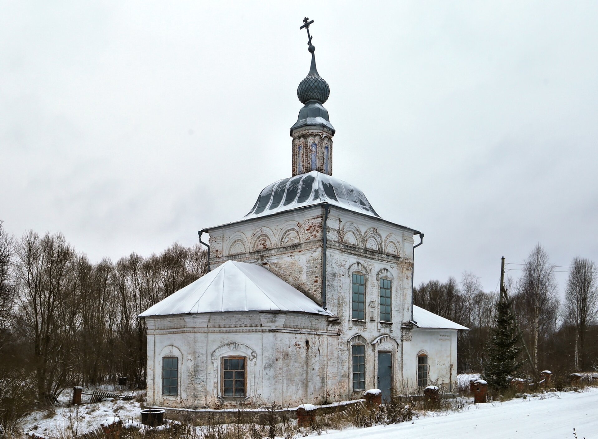 Храм Архангела Михаила в селе Архангел зимой