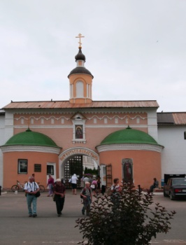 Надвратный храм святителя Митрофана в Свято-Пафнутьевом Боровском монастыре