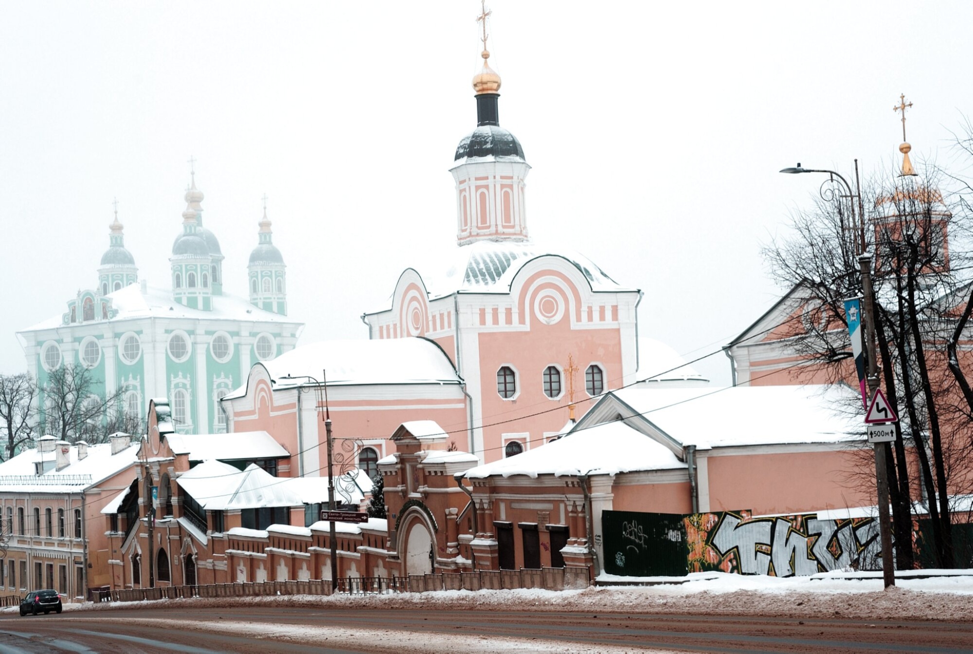 Свято-Троицкий женский монастырь в Смоленске - зимний вид