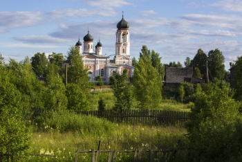Церковь Святой Троицы в Крестцах - история и архитектура