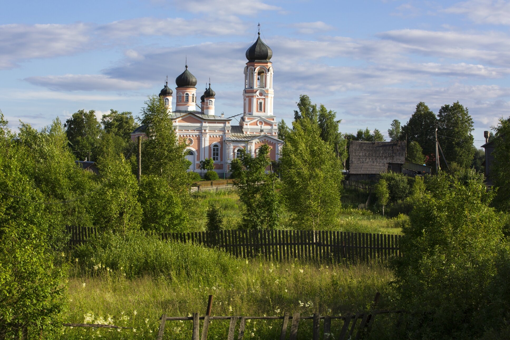 Церковь Святой Троицы в Крестцах - история и архитектура