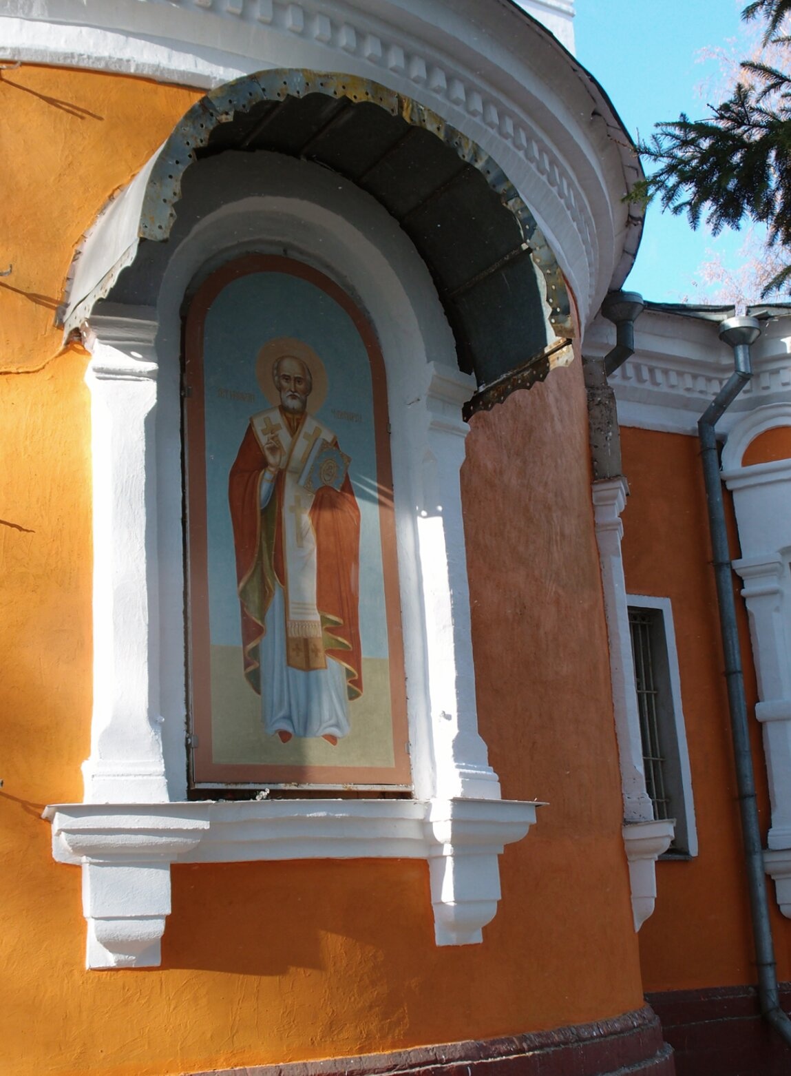 Икона святителя Николая Чудотворца на фасаде храма в Солнечногорске