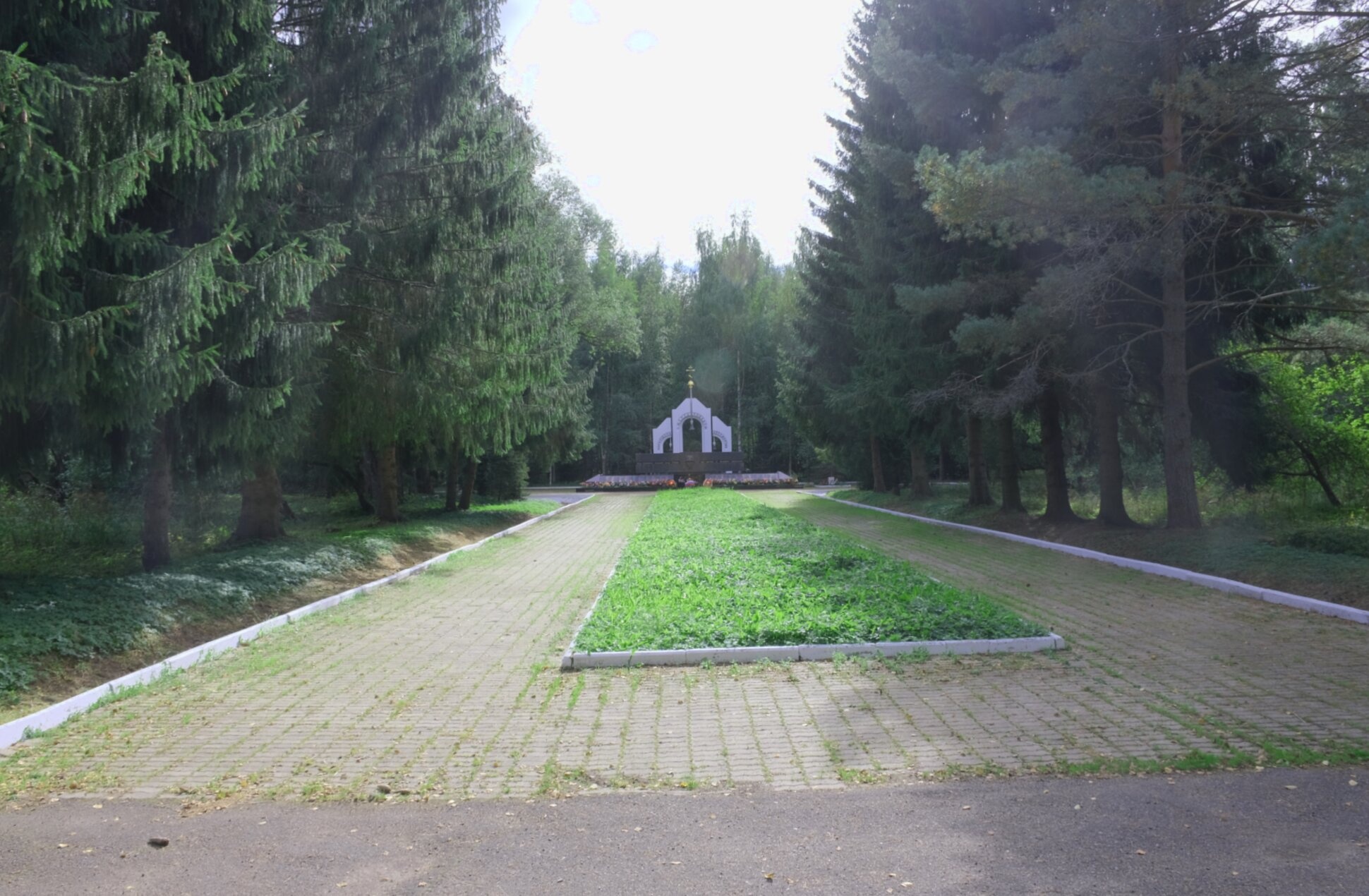 Церковь Успения Пресвятой Богородицы в Курицко с братской могилой советских воинов