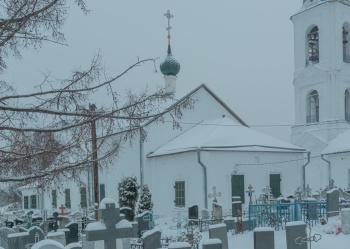 Свято-Троицкая церковь в селе Толгоболь зимой