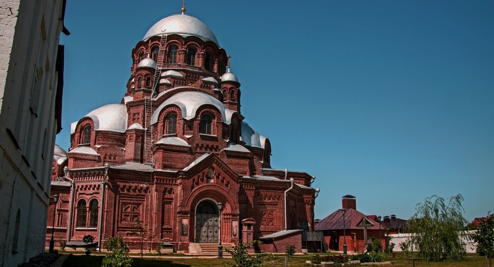 Южный фасад Собора Всех Скорбящих Радость в Свияжске