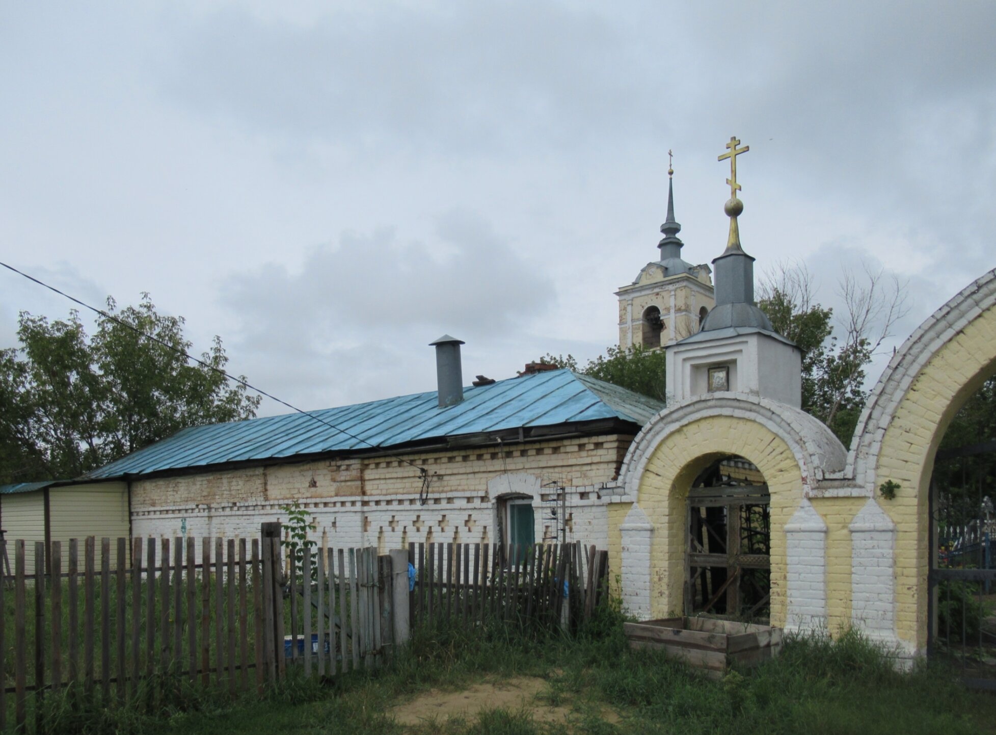 Храм Трёх Святителей в Белоомуте на фотографии