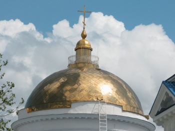 Золотой купол Церкви Покрова Пресвятой Богородицы в Воронеже