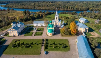 Введено-Оятский женский монастырь на берегу реки Оять