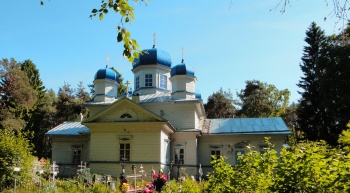 Успенская церковь в Олонце — православный храм с синими куполами