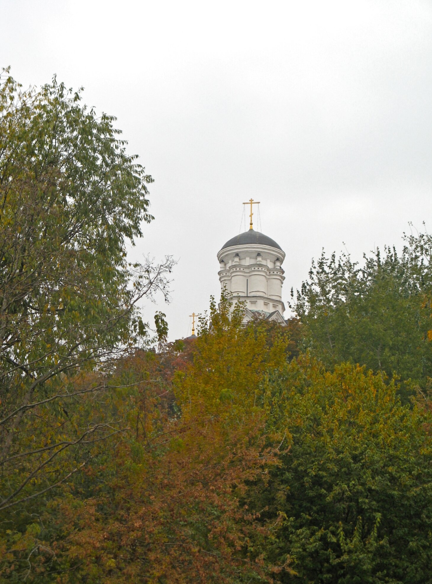 Церковь Усекновения Главы Иоанна Предтечи в Дьякове осенью