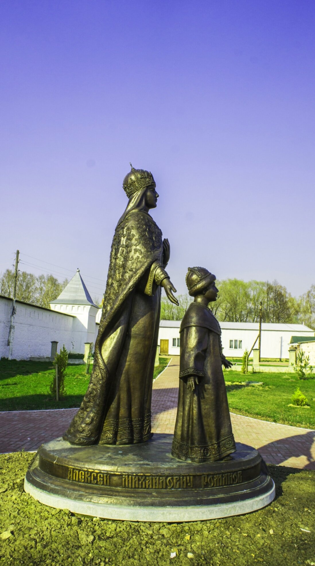 Памятник царевичу Георгию и его матери в Мещовском монастыре