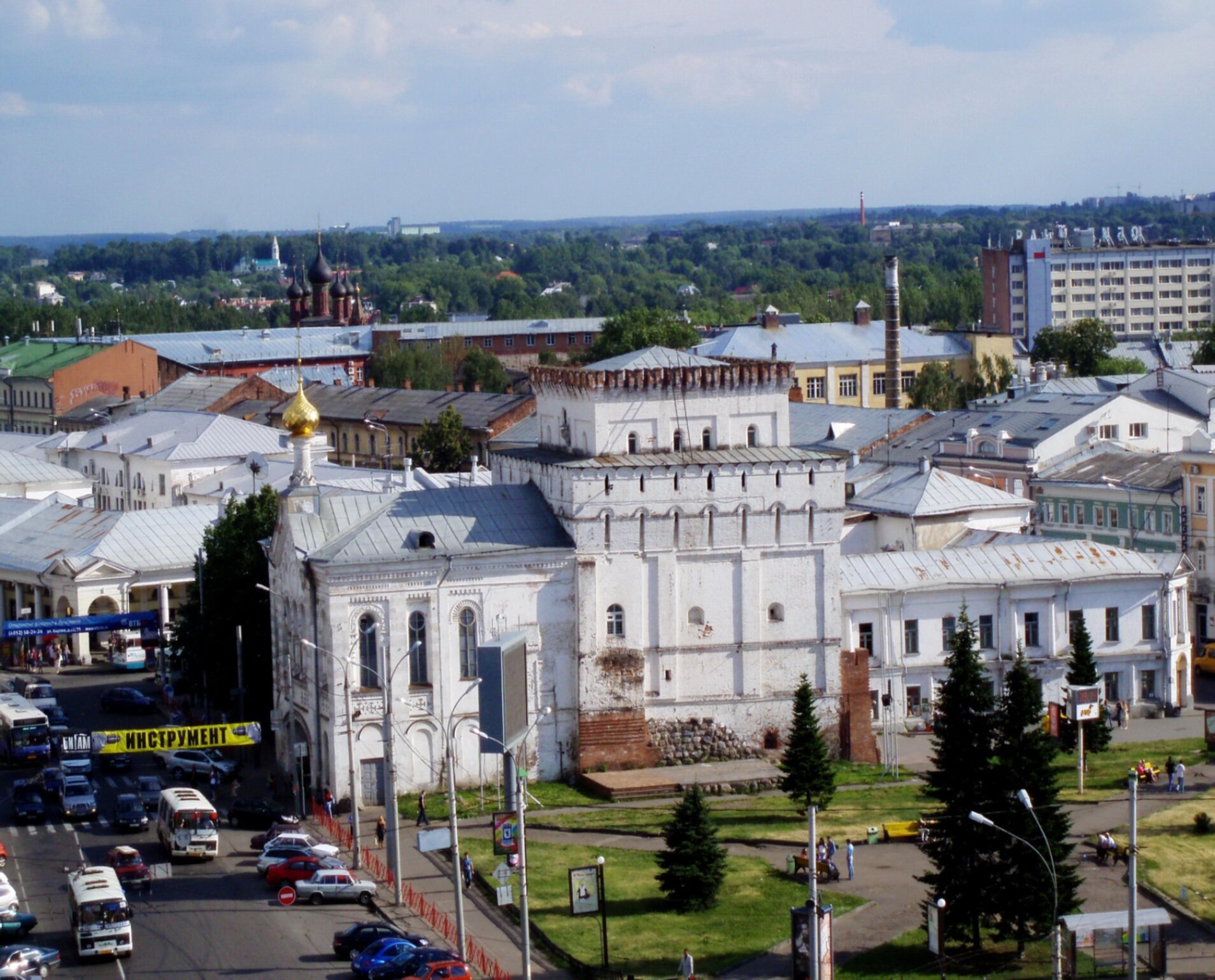 Знаменская башня и церковь в Ярославле
