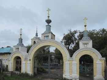 Церковь Трёх Святителей в Белоомуте - архитектура и история