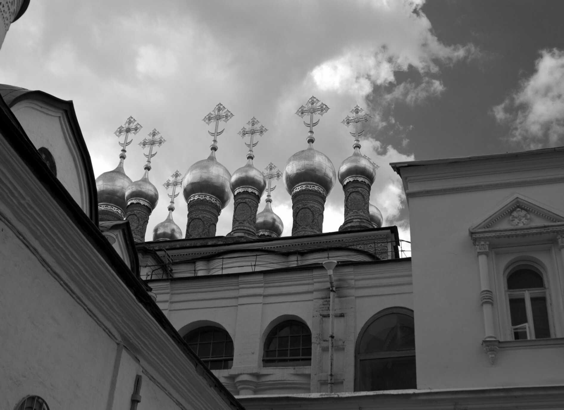 Верхоспасский собор: позолоченные купола на фоне неба