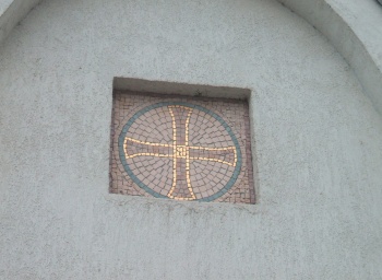 Мозаичное панно с православным крестом в Сестрорецке