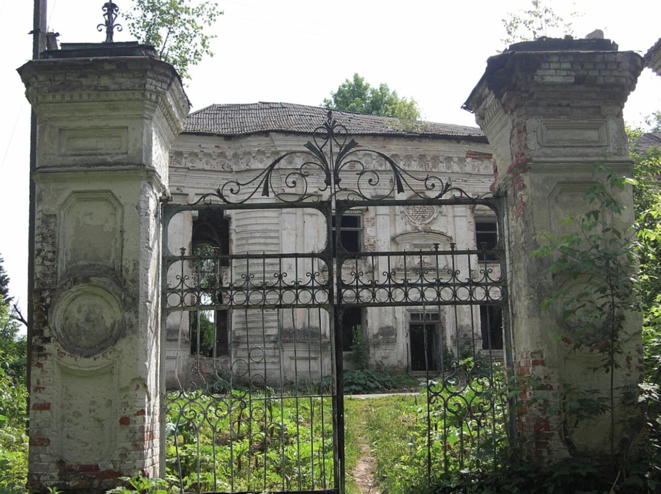 Храм Преображения Господня в усадьбе Хотылёво