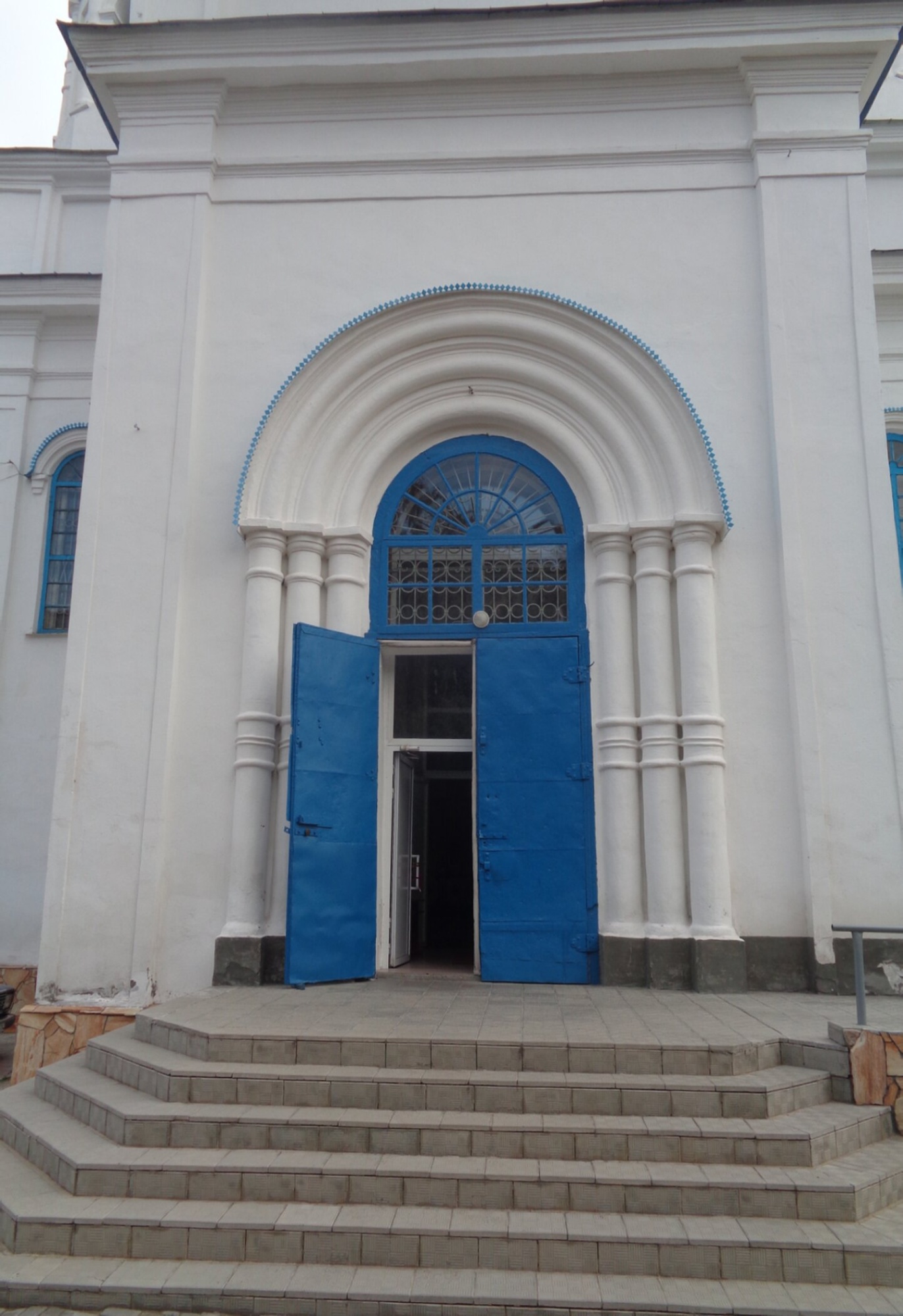 Вход в Церковь Спаса Преображения Казанского монастыря в Троицке