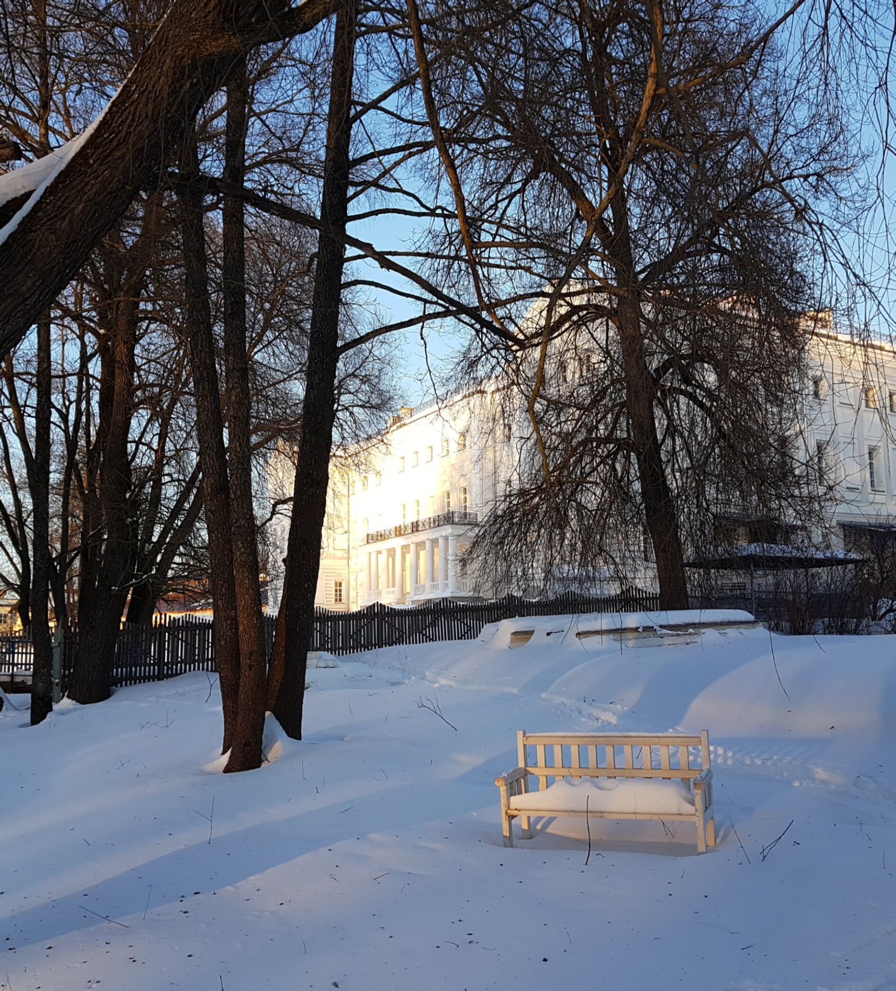 Братская трапезная с церковью святителя Николая в зимнем убранстве