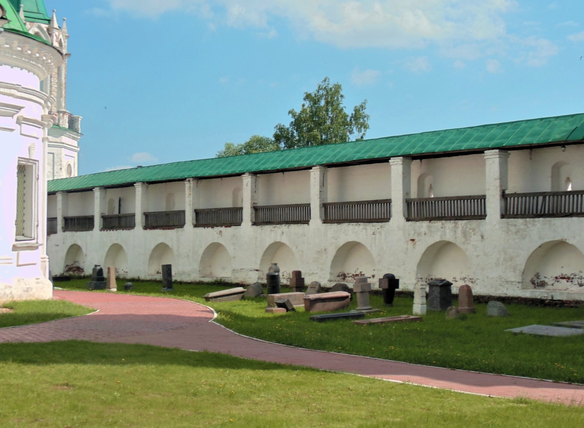 Некрополь и стена с аркадами Спасо-Яковлевского Димитриева монастыря