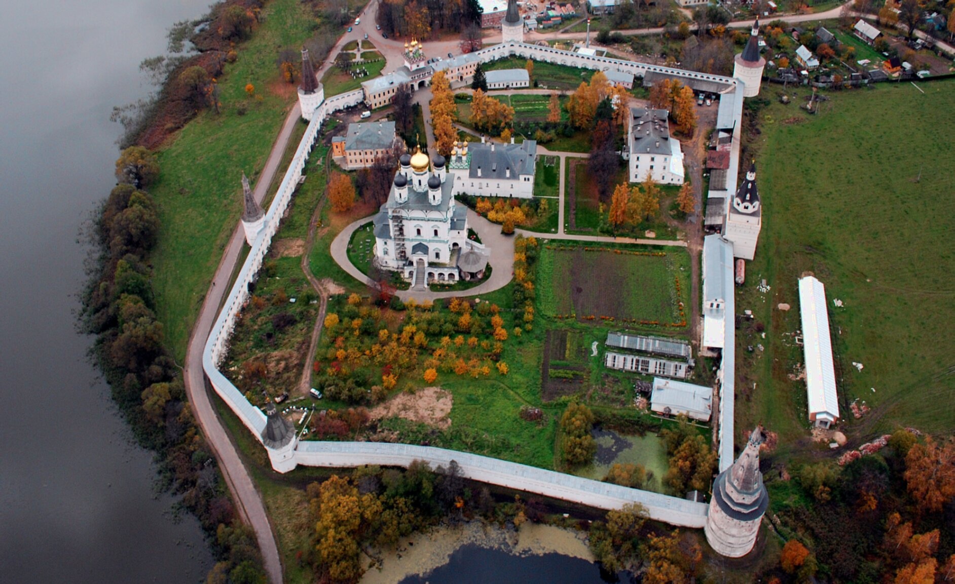 Иосифо-Волоцкий ставропигиальный мужской монастырь с высоты птичьего полёта