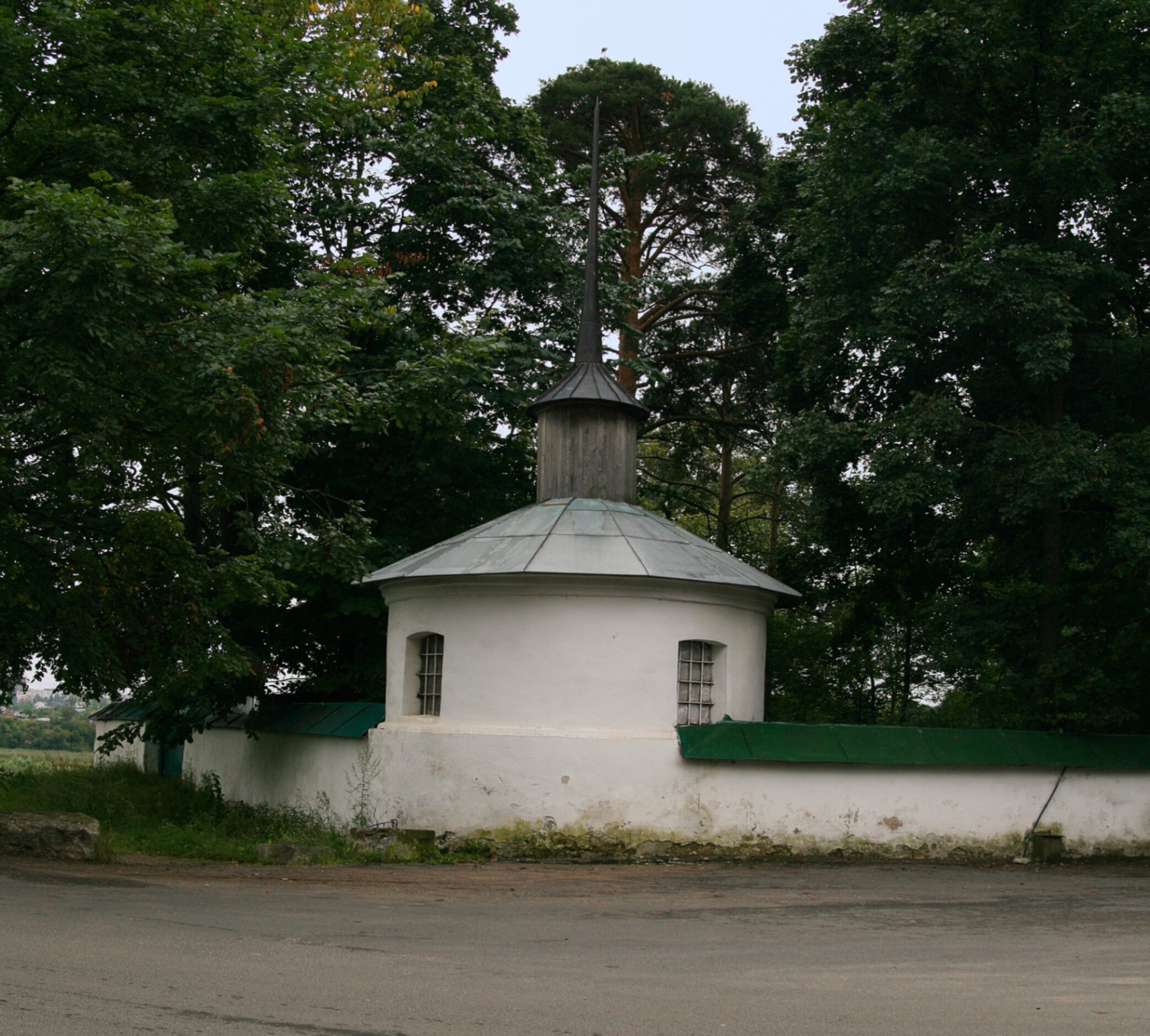 Угловая башня Снетогорского монастыря в Пскове