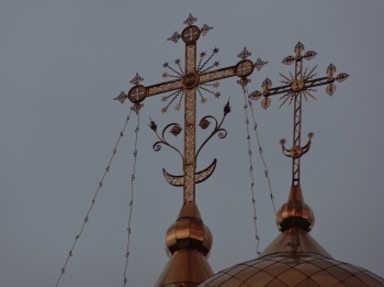 Золотые купола Церкви Покрова Пресвятой Богородицы в Каменске-Уральском