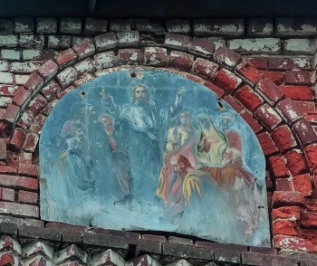 Фреска на фасаде Воскресенской церкви в селе Григорцево