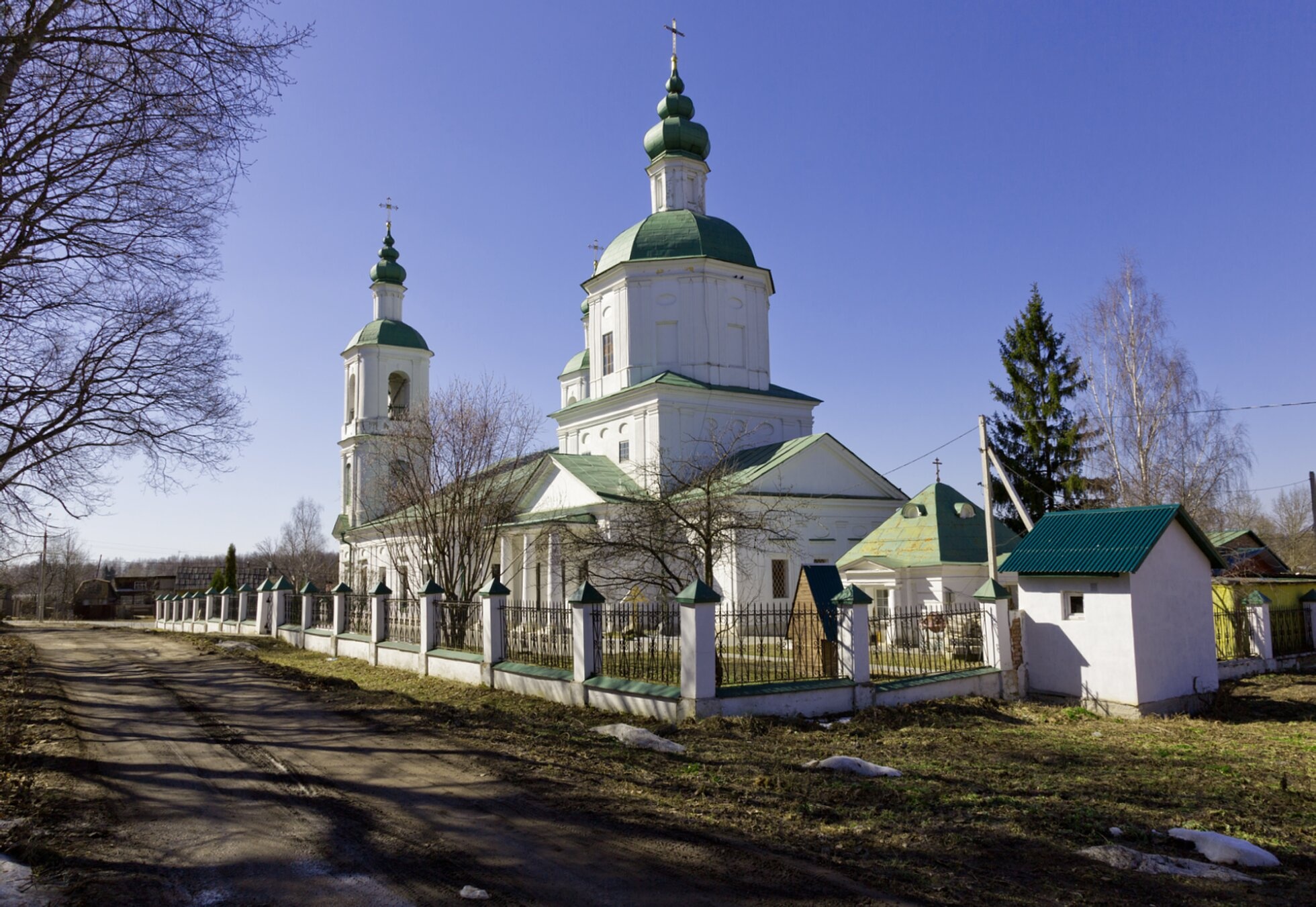 Храм Воскресения Христова в селе Молоди