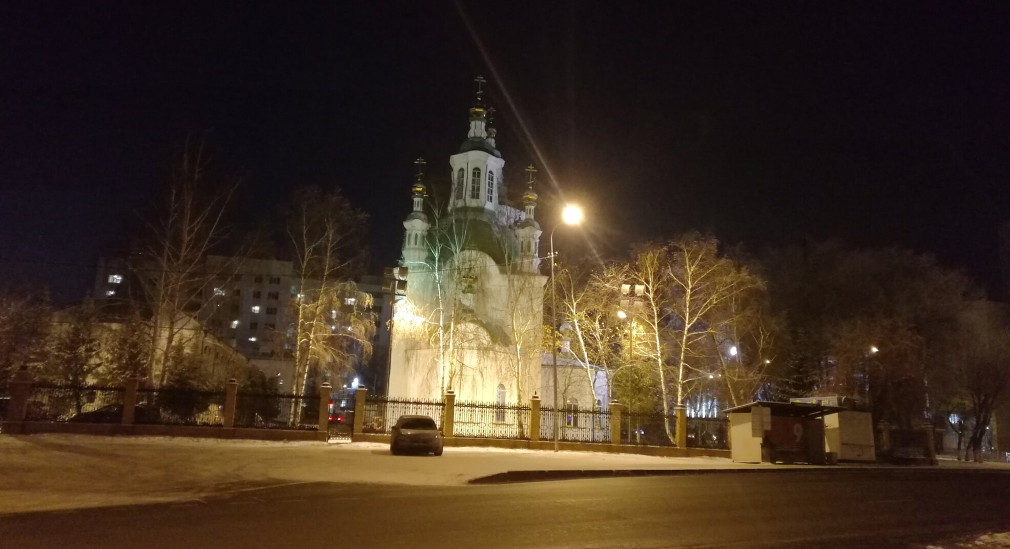 Крестовоздвиженский храм в Тюмени зимней ночью