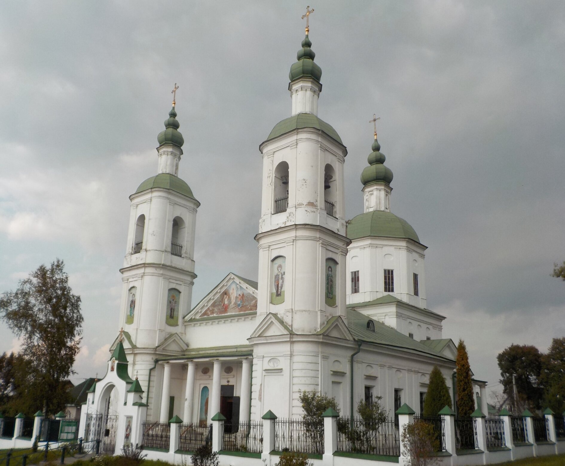 Храм Воскресения Христова в селе Молоди