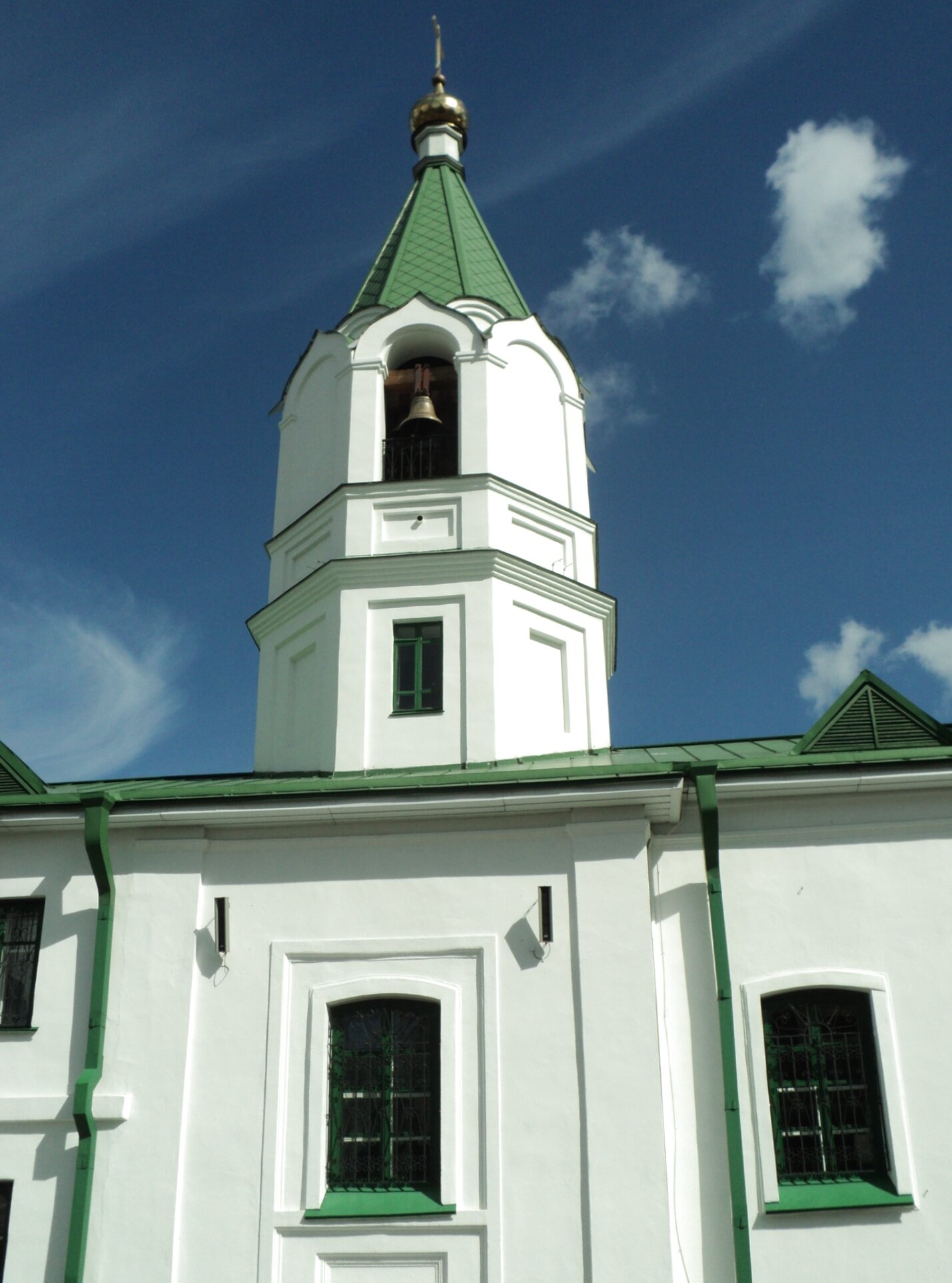 Колокольня Успенского храма в городе Берёзовском