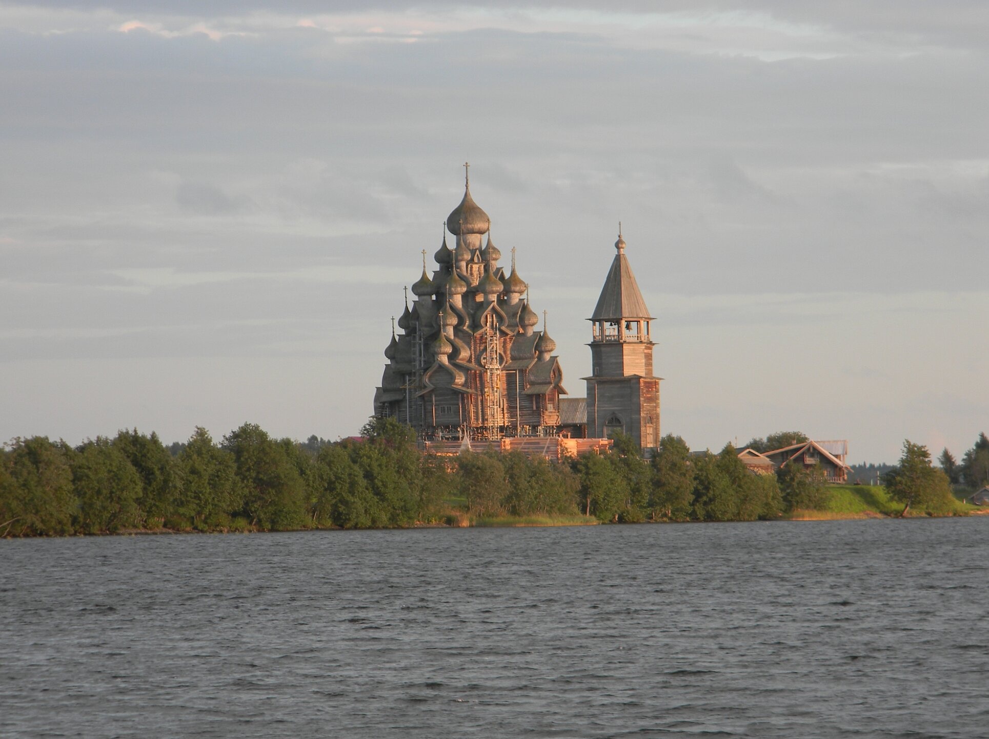 Фотография и описание Преображенской церкви на острове Кижи