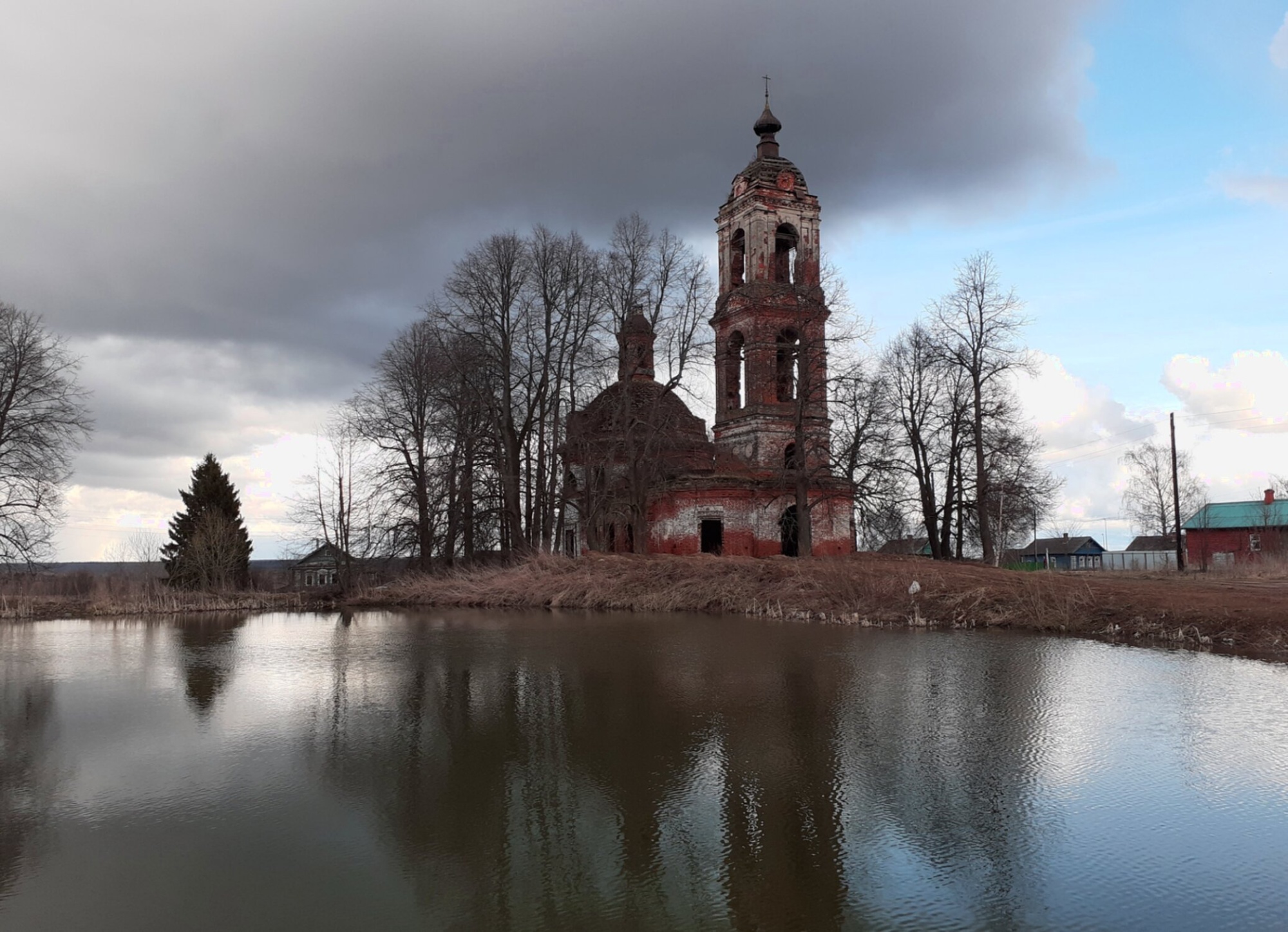 Воскресенская (Крестовоздвиженская) церковь в Лахости