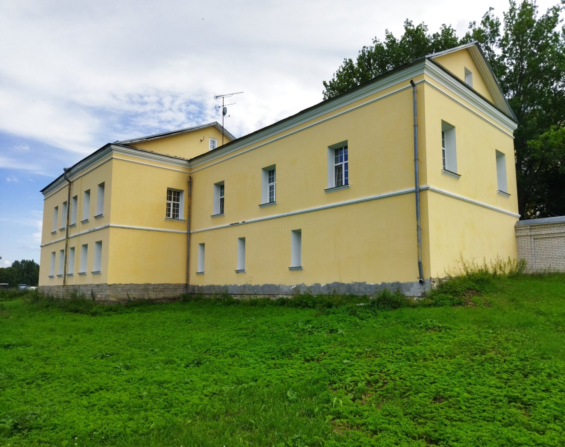 Настоятельский корпус Введено-Оятского женского монастыря