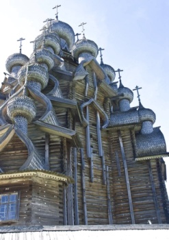 Преображенская церковь на острове Кижи: величественный памятник деревянного зодчества