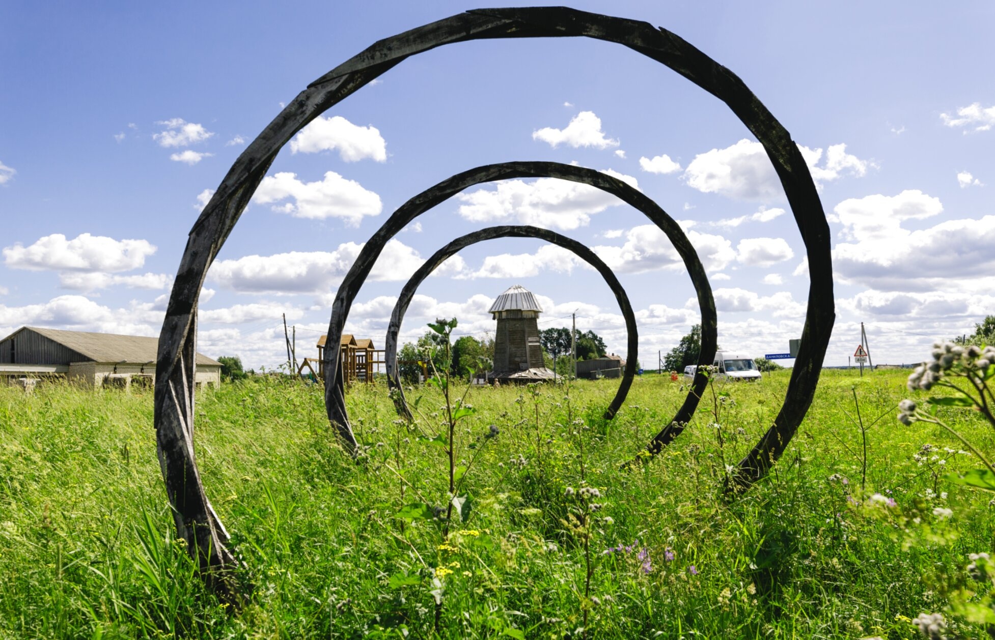 Георгиевская церковь в Верхней Паленьге с арт-объектом «Кольца»
